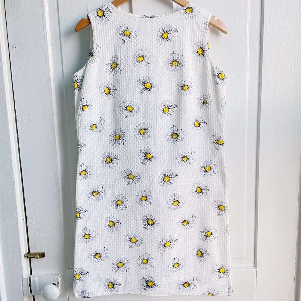 Vintage 60s Shapely Classic White Daisy Mini Dress
